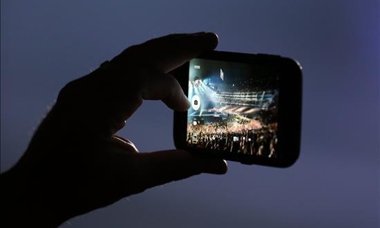 Anuncian tecnología para enviar mensajes de texto privados sin conexión a web 
Un hombre filma con un teléfono celular.