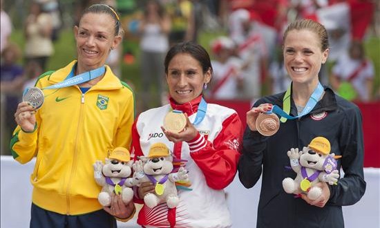 Tejeda dice que el oro en Panamericanos "es solo el principio"
De izda. a dcha., Adriana Aparecida DaSilva de Brasil (plata), Gladys Tejeda de Perú (oro) y Lindsay Flanagan de Estados Unidos (bronce) muestran sus banderas obtenidas en el maratón femenino que se llevo en el marco de los Juegos Panamericanos de Toronto 2015.