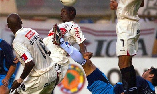 Bulos anota un nuevo doblete y es el máximo goleador del torneo de fútbol en Perú
El Universitario de Deportes continúa como colista del torneo Apertura del fútbol en Perú después de empatar este miércoles sin goles en su visita al Sport Huancayo, en desarrollo de la decimotercera jornada del campeonato.