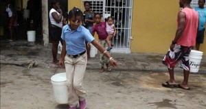 La sequía avanza en Puerto rico y afecta ya al 83 % de su territorio 
Habitantes de diversos barrios, reciben agua donada por el gobierno, como parte del Plan de Contingencia elaborado para enfrentar la actual sequía.