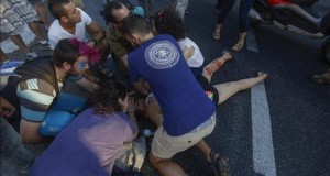 Al menos seis heridos en un apuñalamiento durante la Marcha del Orgullo Gay en Jerusalén
Varias personas tratan de ayudar a una de las seis personas apuñaladas mientras participaban en la Marcha del Orgullo Gay en Jerusalén, Israel.