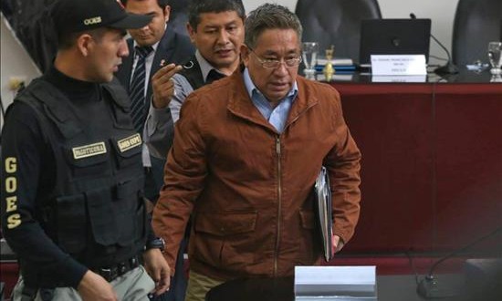Fiscal afirma que exfuncionario "vendió" indultos a narcotraficantes en Perú
Imagen cedida por Andina del exfuncionario Facundo Chinguel (d) en el juicio oral en el penal de Piedras Gordas en Lima (Perú).