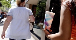 El consumo de productos ultraprocesados ha crecido en América Latina, dice experto
Una investigación del departamento de Nutrición Humana de la Universidad de Montreal, reveló que mientras la venta de productos ultraprocesados bajó un 9 % entre 2000 y 2013 en América del Norte, ha crecido en otras regiones, entre ellas Latinoamérica.