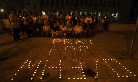 os expertos analizarán si la maleta encontrada en la Reunión es del MH370
Fotografía de archivo que muestra a ciudadanos malasios junto al mensaje "rezad por el vuelo MH370" en Kuala Lumpur (Malasia).