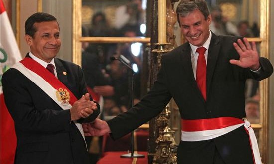 Dos exministros de Humala serán citados por la comisión parlamentaria que investiga a Belaunde
En la imagen, el presidente de Perú, Ollanta Humala (i), junto al exministro de Justicia y Derechos Humanos Daniel Figallo (d).