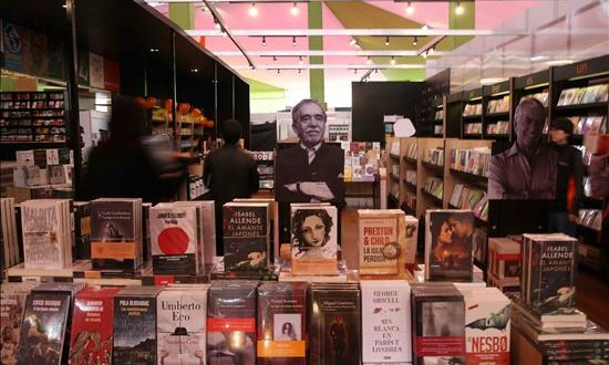 La Feria del Libro de Lima atrajo a más de medio millón de visitantes
Visitantes recorren uno de los stands de la vigésima Feria Internacional del Libro (FIL) en Lima (Perú).