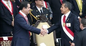 La Cancillería peruana celebra 194 años de su creación
Imafen de archivo del presidente peruano, Ollanta Humala (d), saluda al presidente del Congreso, Luis Iberico (i).