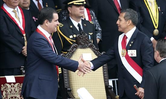 La Cancillería peruana celebra 194 años de su creación
Imafen de archivo del presidente peruano, Ollanta Humala (d), saluda al presidente del Congreso, Luis Iberico (i).