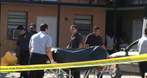 Investigan triple asesinato ligado a ritual religioso en Florida
Agentes de la Policía investigan la zona donde se cometió un asesinato en EE.UU.