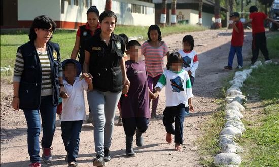 Sendero Luminoso mantiene entre 170 y 200 cautivos en condición de esclavitud
Integrantes de la Policía Nacional de Perú acompañan a indígenas peruanos que fueron rescatados del grupo Sendero Luminoso, en la base contraterrorista de Mazamari del Vraem (Perú).
