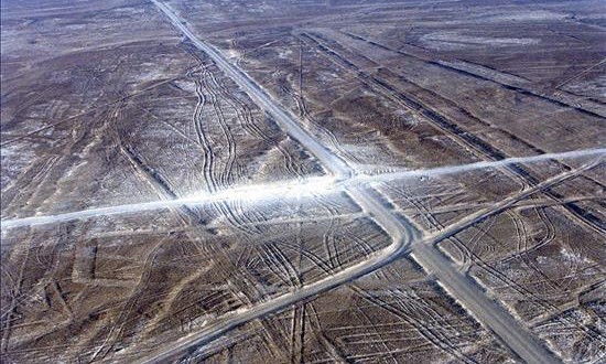 EE.UU. otorga un fondo de 150.000 dólares para la protección de las Líneas de Nasca
Fotografía aerea de las Pampas de Nasca, zona donde se encuentran las Líneas de Nasca, ubicadas a 420 Km al sur de la ciudad de Lima y que fueron declaradas Patrimonio Cultural de la Humanidad en 1994.