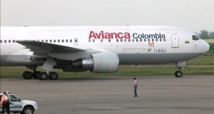 Avianca dice que maleta de mexicano acusado de narco fue cambiada, según UAEM
La aerolínea Avianca informó que la maleta del joven Óscar Álvaro Montes de Oca, detenido en el aeropuerto de la Ciudad de México por presunto tráfico de drogas, fue cambiada por otra durante el trayecto, dijo hoy el rector de la Universidad Autónoma del Estado de México (UAEM), Jorge Olvera.