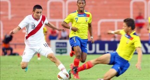 Detienen a Deza antes de viajar a Francia por demandas de agresión a mujeres
Imagen del futbolista Jean Deza de Perú (i) Argentinas de Mendoza (Argentina)