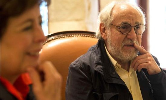 "Yo filmo mucho por venganza contra el mundo que me tocó", afirma Ripstein
El director mexicano Arturo Ripstein (d), acompañado de su esposa Paz Alicia Garcíadiego (i), participa en una entrevista en Lima (Perú).