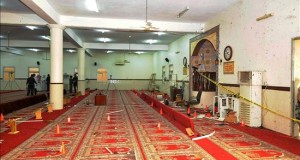 Perú condena el atentado del Estado Islámico que dejó 15 muertos en Arabia Saudí
Fotografía facilitada por la Agencia Saudí de Prensa que muestra a la policía investigando el lugar del el atentado que se llevó a cabo en la mezquita de la ciudad de Abha, capital de la provincia de Asir, en el suroeste de Arabia Saudí