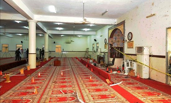 Perú condena el atentado del Estado Islámico que dejó 15 muertos en Arabia Saudí
Fotografía facilitada por la Agencia Saudí de Prensa que muestra a la policía investigando el lugar del el atentado que se llevó a cabo en la mezquita de la ciudad de Abha, capital de la provincia de Asir, en el suroeste de Arabia Saudí