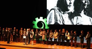 Diecinueve películas latinoamericanas compiten en el Festival de Cine de Lima
El director mexicano de cine Arturo Ripstein (centro-izquierda) y su esposa Paz Alicia Garciadiego (centro-derecha) son vistos, este 7 de agosto de 2015, durante un homenaje en su nombre en la inauguración de la decimonovena edición del Festival de Cine de Lima, que abrió con la cinta "Dos besos" del director peruano Francisco Lombardi en el Gran Teatro Nacional de Lima en Lima (Perú).