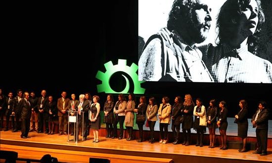 Diecinueve películas latinoamericanas compiten en el Festival de Cine de Lima
El director mexicano de cine Arturo Ripstein (centro-izquierda) y su esposa Paz Alicia Garciadiego (centro-derecha) son vistos, este 7 de agosto de 2015, durante un homenaje en su nombre en la inauguración de la decimonovena edición del Festival de Cine de Lima, que abrió con la cinta "Dos besos" del director peruano Francisco Lombardi en el Gran Teatro Nacional de Lima en Lima (Perú).