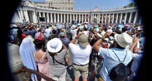 El Papa clama contra la guerra en el aniversario de la bomba de Nagasaki
Cientos de fieles se han dado cita este domingo para asistir al tradicional rezo del Angelus en la plaza de San Pedro en el Vaticano.