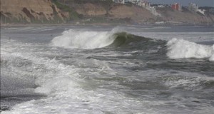 Aumentan a 62 los puertos y muelles de Perú cerrados por el intenso oleaje
Las olas tienen una intensidad moderada en la mayor parte de los casos, con una altura que puede ser el doble de sus condiciones normales.