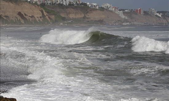 Aumentan a 62 los puertos y muelles de Perú cerrados por el intenso oleaje
Las olas tienen una intensidad moderada en la mayor parte de los casos, con una altura que puede ser el doble de sus condiciones normales.