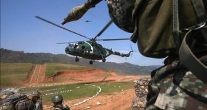 Capturan a dos presuntos "miembros importantes" de Sendero Luminoso en Perú
Las últimas bases senderistas permanecen en la espesura de la selva montañosa del VRAEM, una zona extensa y escarpada en continuo "estado de emergencia" por ser también la mayor zona de los cultivos ilegales de hoja de coca de Perú.