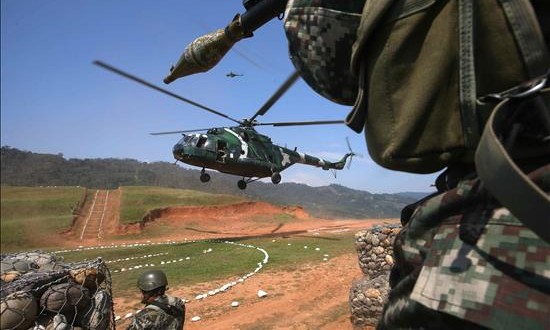 Capturan a dos presuntos "miembros importantes" de Sendero Luminoso en Perú
Las últimas bases senderistas permanecen en la espesura de la selva montañosa del VRAEM, una zona extensa y escarpada en continuo "estado de emergencia" por ser también la mayor zona de los cultivos ilegales de hoja de coca de Perú.