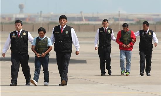 El Gobierno peruano desarticula una columna de Sendero Luminoso en el sur del país
Alexander Alarcón Soto, "camarada Renán" (2-d), y Dionisio Ramos, "camarada Yuri" (2-i), son conducidos hoy, lunes 10 de agosto de 2015, en el aeropuerto internacional de Lima (Perú).