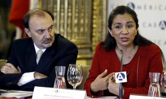 Partidos peruanos tienen reto de evitar dinero ilícito en campaña de 2016
En la imagen, la vicepresidenta peruana, Marisol Espinoza (d).