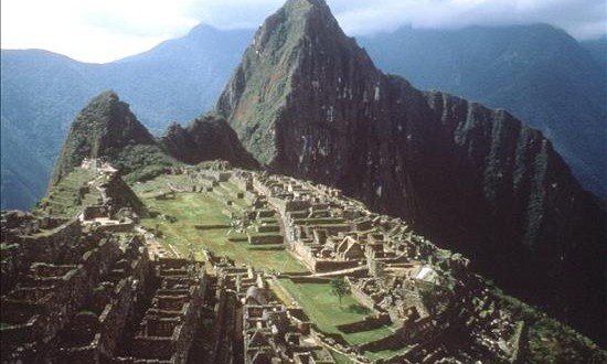 Ingreso a Machu Picchu se suspenderá en abril de 2016 por mantenimiento
El jefe del Parque Arqueológico Nacional de Machu Picchu, Fernando Astete, anunció que el ingreso se suspenderá en abril de 2016 para facilitar los trabajos de mantenimiento integral de escalinatas, plataformas y muros de sostenimiento.