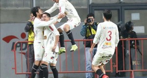 3-1. Universitario desarma a Anzoátegui con los debutantes Giménez y Giusti
El jugador de Universitario de Deportes de Perú Angel Romero (i) fue registrado este martes al celebrar con varios compañeros un gol anotado al Deportivo Anzoátegui de Venezuela, durante el partido de ida de esta llave primera fase de la Copa Sudamericana, en Lima (Perú).