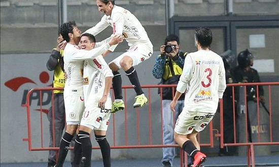 3-1. Universitario desarma a Anzoátegui con los debutantes Giménez y Giusti
El jugador de Universitario de Deportes de Perú Angel Romero (i) fue registrado este martes al celebrar con varios compañeros un gol anotado al Deportivo Anzoátegui de Venezuela, durante el partido de ida de esta llave primera fase de la Copa Sudamericana, en Lima (Perú).