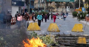 Perú ordena la intervención de las Fuerzas Armadas en la zona de huelga minera
Imagen del pasado 11 de agosto de un grupo de personas junto a barricadas instaladas por manifestantes en la Oroya (Perú).