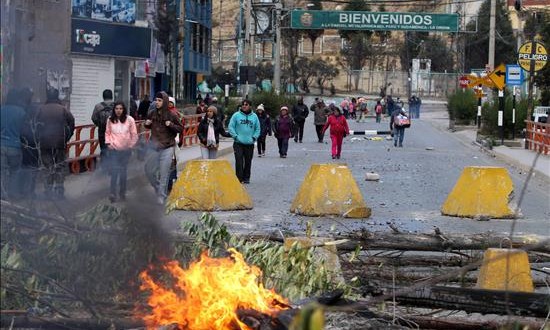 Perú ordena la intervención de las Fuerzas Armadas en la zona de huelga minera
Imagen del pasado 11 de agosto de un grupo de personas junto a barricadas instaladas por manifestantes en la Oroya (Perú).
