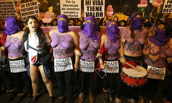 Marchan al Congreso peruano y piden despenalizar aborto en casos de violación
Mujeres participan en una marcha a favor de la aprobación de la ley del aborto por casos de violación, este 12 de agosto de 2015, en Lima (Perú).