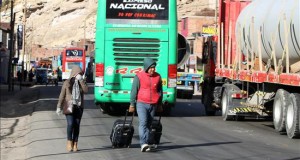 Mineros levantan la protesta y se reanuda el tránsito en una carretera en Perú
Dos personas caminan en medio de vehículos detenidos en la Carretera Central por protestas en la Oroya (Perú).