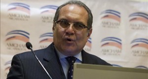 Destacan a Perú como ejemplo para América Latina en acuerdos comerciales
Aldo Defilippi, vicepresidente de la Asociación de Cámaras de Comercio de América Latina y el Caribe, habla durante una conferencia en un hotel de Managua, este 13 de agosto del 2015.