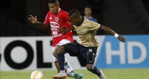 2-0. Águilas Doradas saca un importante triunfo ante Unión Comercio de Perú
El jugador de Águilas Doradas Edinson Palomino (d) disputa el balón con el jugador de Unión Comercio Alexander Sánchez (i), este 13 de agosto de 2015, en Medellín (Colombia), durante el partido de primera fase de la Copa Sudamericana.