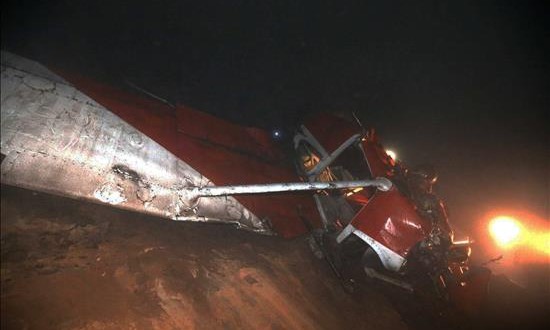 Caída de avioneta deja dos militares heridos en el sur de Lima
Fotografía cedida por la Agencia Peruana de Noticias Andina en la que se registró una avioneta que se accidentó al caer en un cerro del distrito de Villa María del Triunfo, en el sur de Lima (Perú).