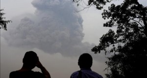 Alertan de posible erupción de un volcán cercano a planta nuclear en Japón
Dos hombres observan a distancia las nubes de ceniza de un volcán.