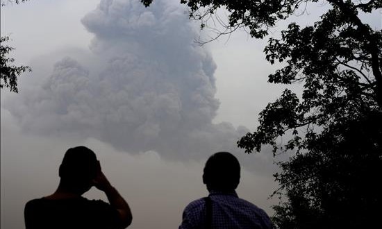 Alertan de posible erupción de un volcán cercano a planta nuclear en Japón
Dos hombres observan a distancia las nubes de ceniza de un volcán.