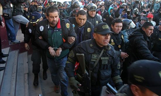 Fiscales bolivianos irán a Perú para tomar la declaración de exasesor de Humala
Policías peruanos escoltan al empresario peruano Martín Belaunde Lossio (4-i), el 29 de mayo de 2015, luego de su entrega por parte de las autoridades bolivianas en el puente internacional de Desaguadero, localidad fronteriza entre Bolivia y Perú.