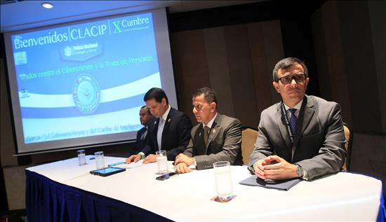 Ecuador preside la comunidad de inteligencia policial de Latinoamérica
De izq a der: El presidente saliente de Clacip y jefe de la Dirección de Información Policial de Panamá, el comisionado Gilberto Glen, el viceministro panameño de Seguridad, Rogelio Donadio, el subdirector de la Policía Nacional de Panamá, comisionado Javier Castillo, y el brigadier general y director de Inteligencia de la Policía de Colombia, Jorge Vargas, en el acto inaugural de una reunión de expertos de inteligencia latinoamericanos, el pasado 13 de agosto, en la ciudad de Panamá.