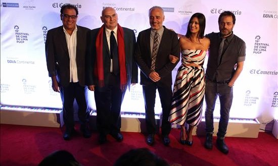 El Festival de Cine de Lima premió a "El abrazo de la serpiente" y homenajeó a Herzog
Llos miembros del Jurado del festival, Antonio Saura (2-i), Javier Fuentes León (3-i), la actriz colombiana Angie Cepeda (2-d) y el actor y director argentino Gaston Pauls (d), posan a su llegada, este 15 de agosto de 2015, a la clausura del XIX Festival de Cine de Lima en Perú.