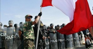 Perú aprueba un decreto para regular el uso policial de armas de fuego
La Policía podrá hacer uso de la fuerza letal en defensa propia o de otras personas en caso de peligro real e inminente de muerte o lesiones graves.