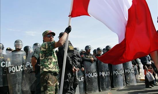 Perú aprueba un decreto para regular el uso policial de armas de fuego
La Policía podrá hacer uso de la fuerza letal en defensa propia o de otras personas en caso de peligro real e inminente de muerte o lesiones graves.