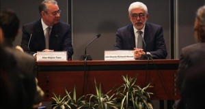 La Academia Diplomática del Perú renovará su currículo, tras cumplir 60 años
El vicecanciller peruano Julio Martinetti (d) y el excanciller Alan Wagner (i) participan en la clausura de un foro por los 60 años de la Academia Diplomática del Perú, este 18 de agosto de 2015, en Lima (Perú).