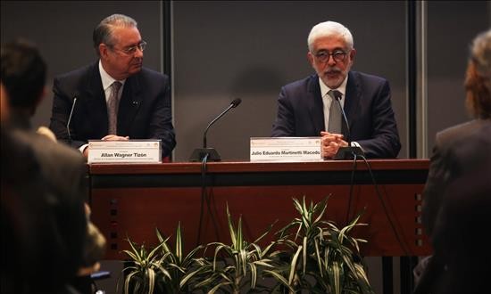 La Academia Diplomática del Perú renovará su currículo, tras cumplir 60 años
El vicecanciller peruano Julio Martinetti (d) y el excanciller Alan Wagner (i) participan en la clausura de un foro por los 60 años de la Academia Diplomática del Perú, este 18 de agosto de 2015, en Lima (Perú).