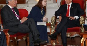 Humala y ministro belga tratan el acuerdo comercial entre la UE, Colombia y Perú
Fotografía cedida por la Presidencia peruana que muestra al presidente Ollanta Humala (d) mientras se reúne con el ministro de Relaciones Exteriores de Bélgica, Didier Reynders (i), en Lima (Perú).
