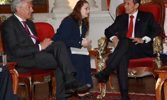 Humala y ministro belga tratan el acuerdo comercial entre la UE, Colombia y Perú
Fotografía cedida por la Presidencia peruana que muestra al presidente Ollanta Humala (d) mientras se reúne con el ministro de Relaciones Exteriores de Bélgica, Didier Reynders (i), en Lima (Perú).
